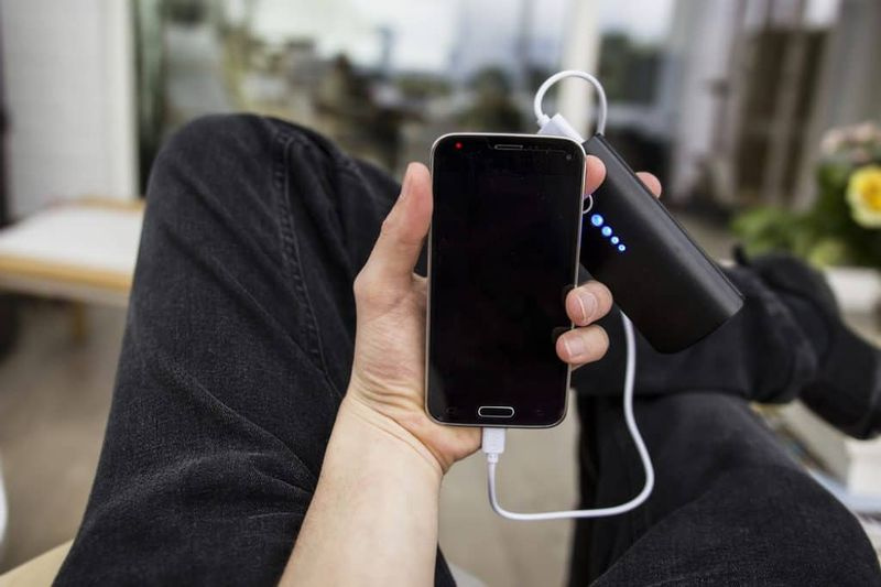 Moto E4 akumulatora darbības laika un sarunu laika apskats