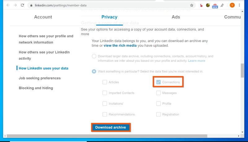 Ako stiahnuť kontakty LinkedIn – Keď sú kontakty pripravené na stiahnutie, kliknite na tlačidlo Stiahnuť archív. Potom súbor uložte do priečinka v počítači.