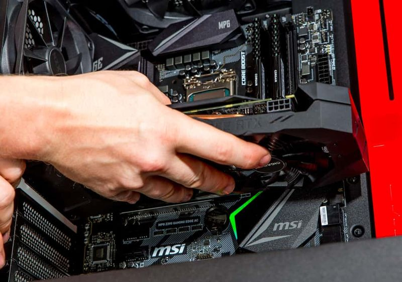 Per optimitzar Windows 10 per a jocs: canvieu la targeta gràfica i/o el monitor